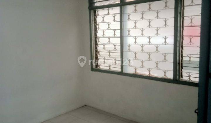 Chandra Disewa Rumah Ukuran 10x20m di Jelambar 2