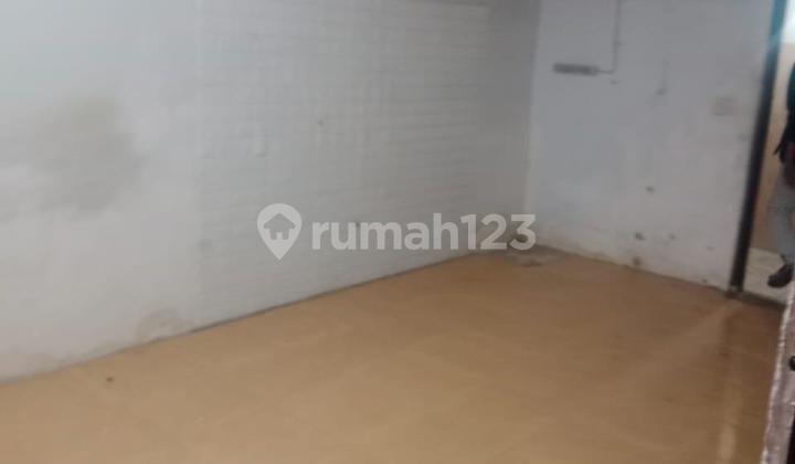 Chandra Disewa Rumah Ukuran 6X20m di Komplek Kavling Polri 2