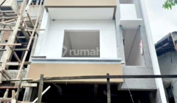Chandra Rumah Baru Ukuran 5X15m di Komplek Taman Ratu 2