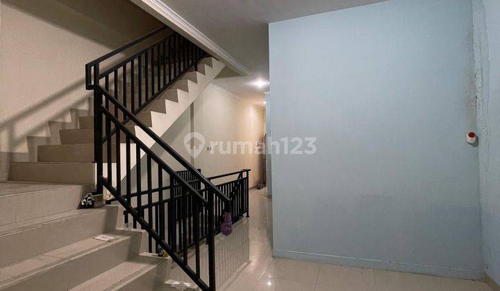 Chandra Disewa Rumah Ukuran 4.5x17m di Jelambar 2