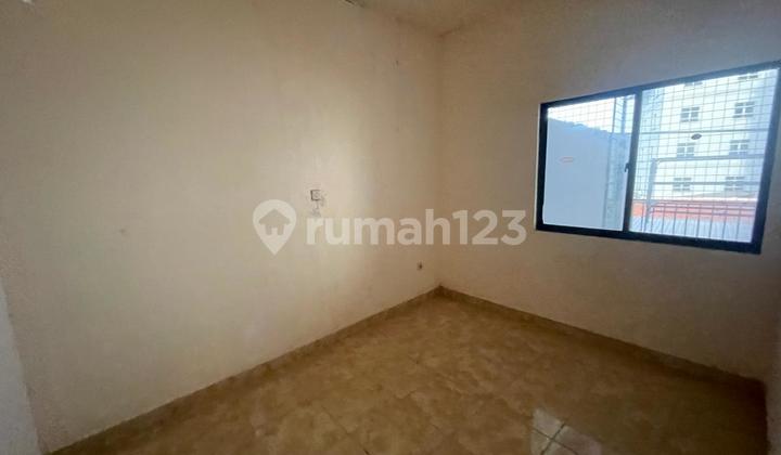 Chandra Disewa Rumah Ukuran 4.2X10m di Jelambar 2