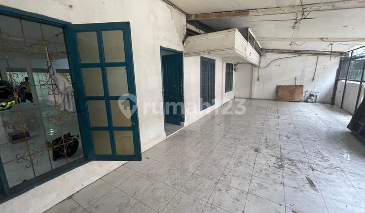 Chandra rents a 600m2 warehouse with wide road access in Jelambar.