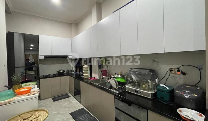 Chandra Rumah ukuran 6.5x20m jalan raya  di jelambar 2