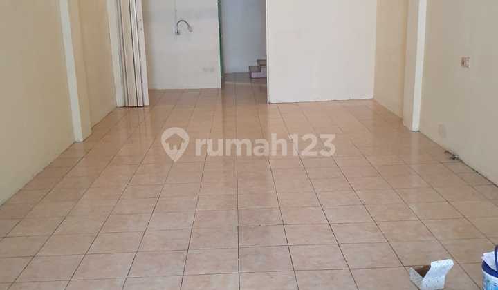 Chandra is renting a 4x15m house in Jelambar. 2