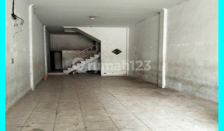 Chandra rents a 4x20m shop house in Jelambar.