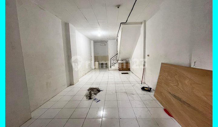 Chandra rents a 4x13m house in Jelambar. Chandra rents a 4x13m house in Jelambar.