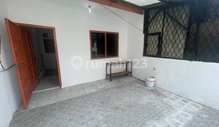 Chandra Rents a 4x15m House in Jelambar. 2