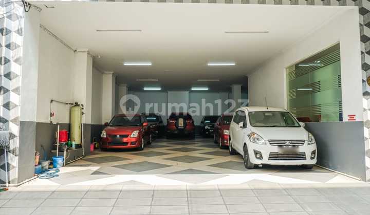 Chandra Luxurious 42-room lodging measuring 15x18m in Petojo, Central Jakarta 2