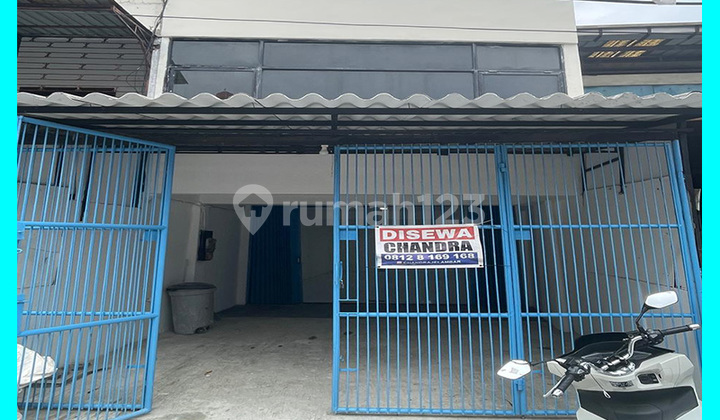 Chandra rents a 5x20m shop house on Jelambar main road.