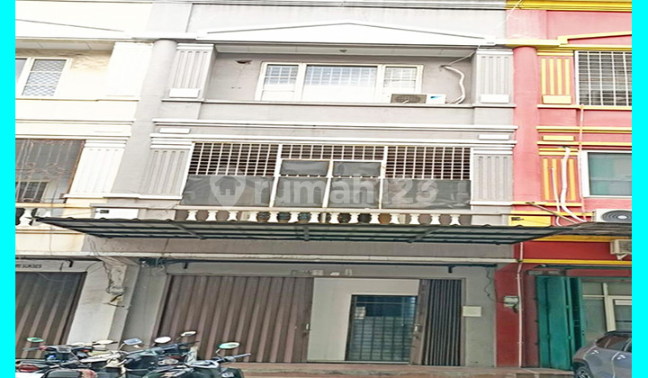 Chandra Rents a 5x18m Shop House at Dutasquare Dutamas Jelambar Complex.