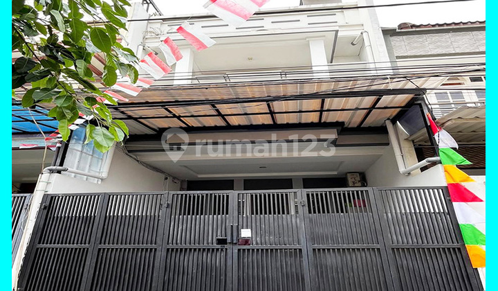 Chandra Rumah semi furnish ukuran 5x17m di Tomang