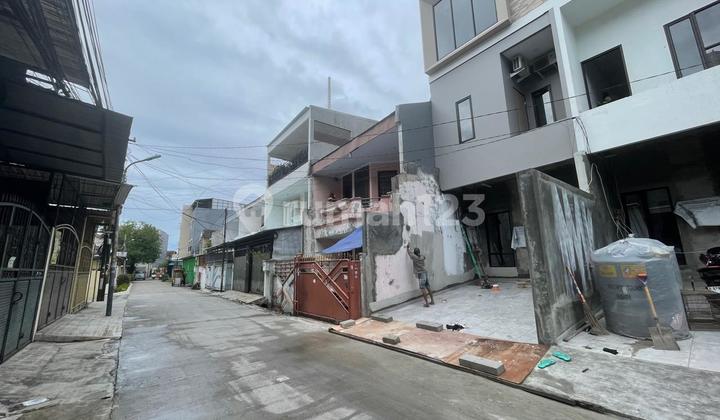 Chandra Rumah baru ukuran 4x17m bebas banjir di jelambar 2