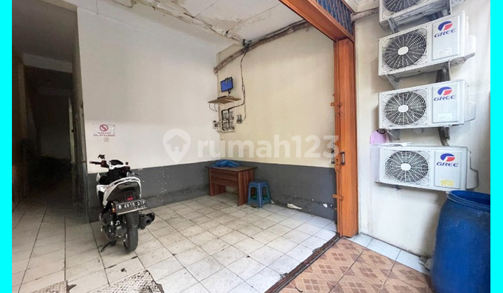 Chandra Kost ukuran 4x20m jalan 2 mobil di jelambar Chandra Kost ukuran 4x20m jalan 2 mobil di jelambar