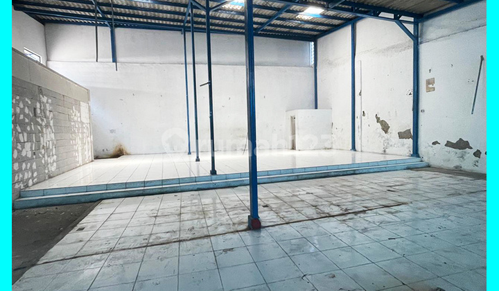 Chandra rents a 15x20m east-facing warehouse in Jelambar. Chandra rents a 15x20m east-facing warehouse in Jelambar.