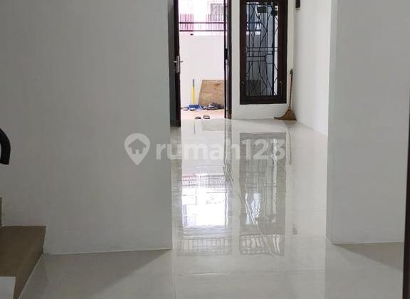 Chandra Rumah Full Renovasi Ukuran 5X16.5m di Jelambar 2