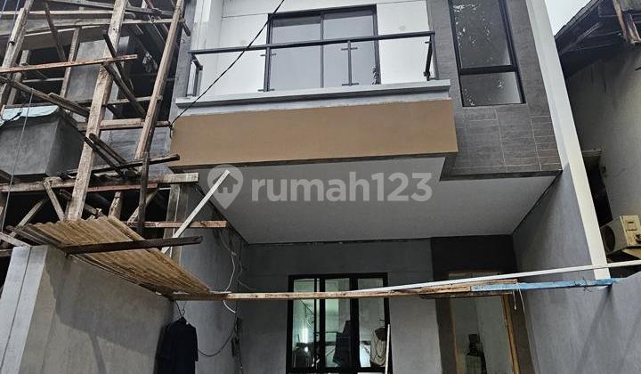 Chandra Rumah Baru Ukuran 5X15m di Komplek Taman Ratu 2