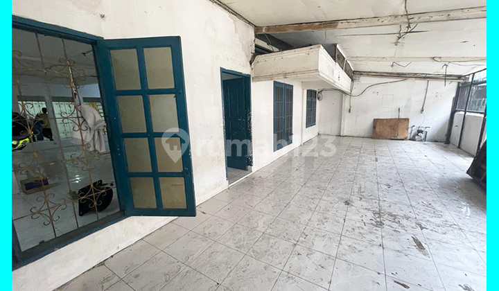 Chandra rents a 600m2 warehouse with wide road access in Jelambar.