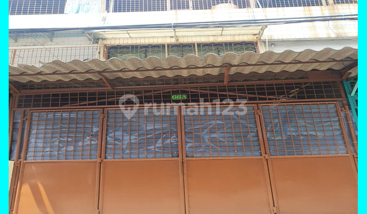 Chandra is renting a 4x15m house in Jelambar.