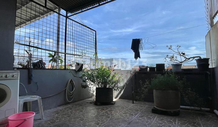 Chandra Semi-furnished 4x15m house in the POLRI housing complex.