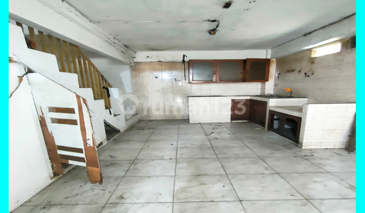 Chandra rents a 4x17m house in Jelambar. Chandra rents a 4x17m house in Jelambar.