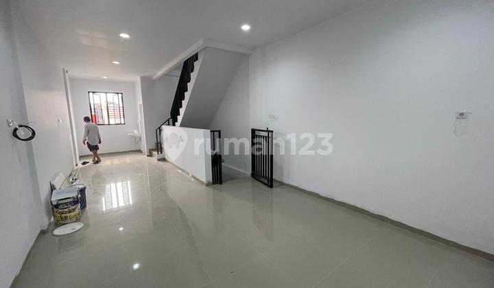 New Shophouse Chandra Size 4x31m, 3 Car Access at Jelambar 2