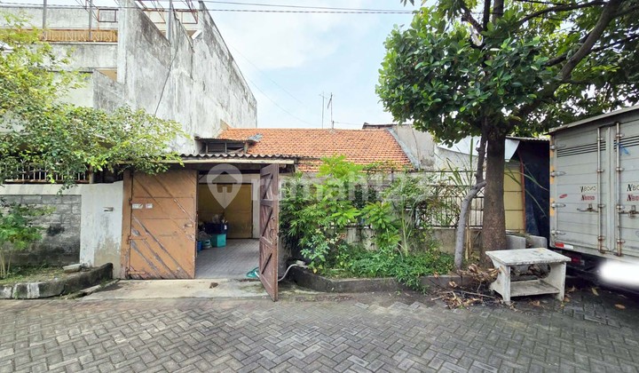 Rumah HITUNG TANAH !!! di Jalan Tulungagung Surabaya Pusat, Luas 186 m2, Hook/Pojokan, SHM