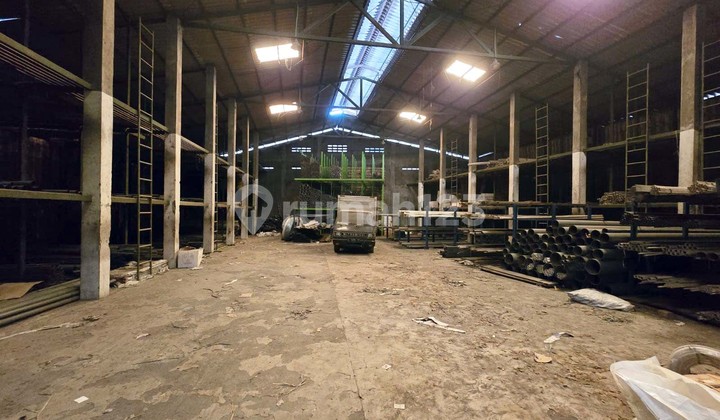 Warehouse in Bibis Karah, Mastrip Street, West Surabaya, with an office and residence. Warehouse in Bibis Karah, Mastrip Street, West Surabaya, with an office and residence.