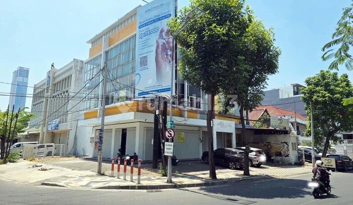 Ruko di Raya Dharmahusada Indah Surabaya Timur, 3 Lantai, Hook/Pojokan, Strategis, SIAP PAKAI... Sewa min 2 tahun