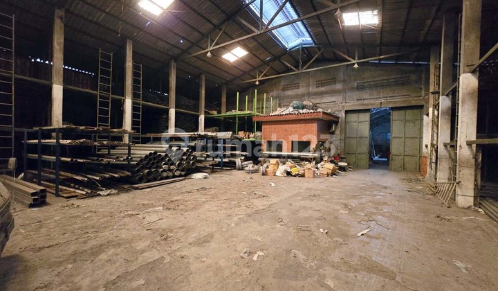 Warehouse in Bibis Karah, Mastrip Street, West Surabaya, with an office and residence. Warehouse in Bibis Karah, Mastrip Street, West Surabaya, with an office and residence.