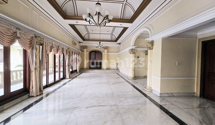 Rumah Mewah di Jemur Andayani Surabaya Selatan, Strategis, Ada Kolam Renang, bisa untuk Kantor, Siap Huni