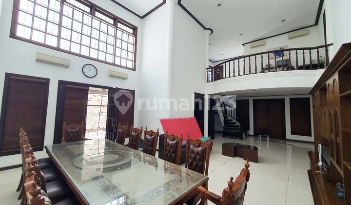 Rumah di Raya Dharmahusada Indah Surabaya Timur, Cocok untuk Resto & Kantor, Bisa untuk Disewakan juga !!