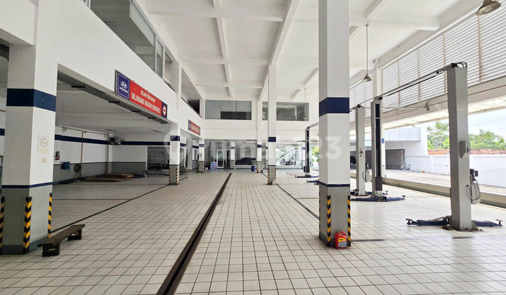 Office / Building Ex-Car Showroom Ready to Use