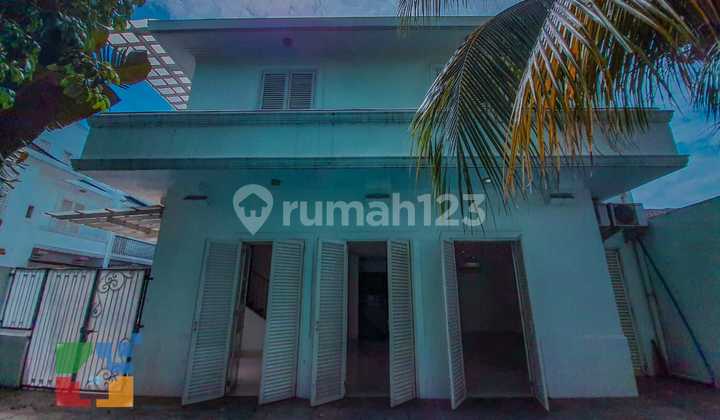DISEWAKAN Rumah dua sisi terbuka, semua mata tertuju. Ini rumah kamu berikutnya di Dua @Kemang Jakarta Selatan !!