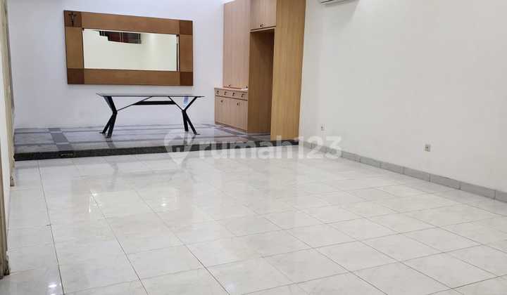 Disewakan Rumah Puri Indah semi Furnished hadap utara – Jakarta Barat 