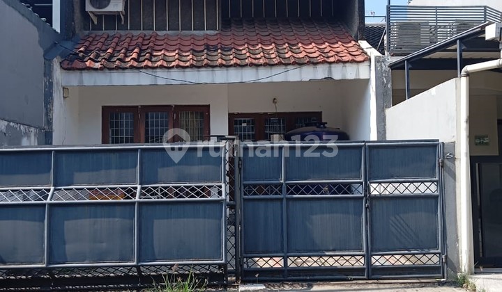 Dijual rumah tua harga murah hadap selatan di Taman Kebon Jeruk Jakarta Barat