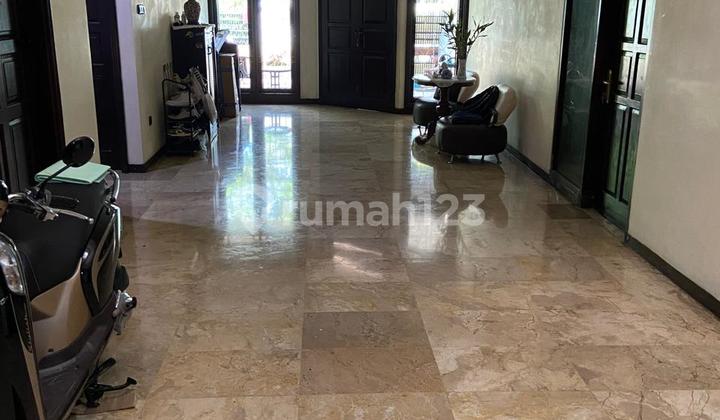 For Sale – Rumah Taman Kebun Jeruk Intercon hadap barat daya di Jakarta Barat