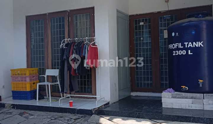 Dijual rumah tua harga murah hadap selatan di Taman Kebon Jeruk Jakarta Barat 2