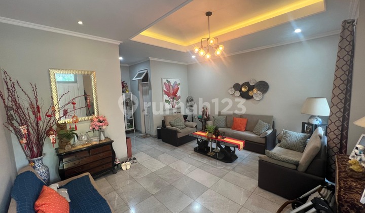 RUMAH DIJUAL – PURI INDAH, JAKARTA BARAT Depan taman & lokasi strategis!