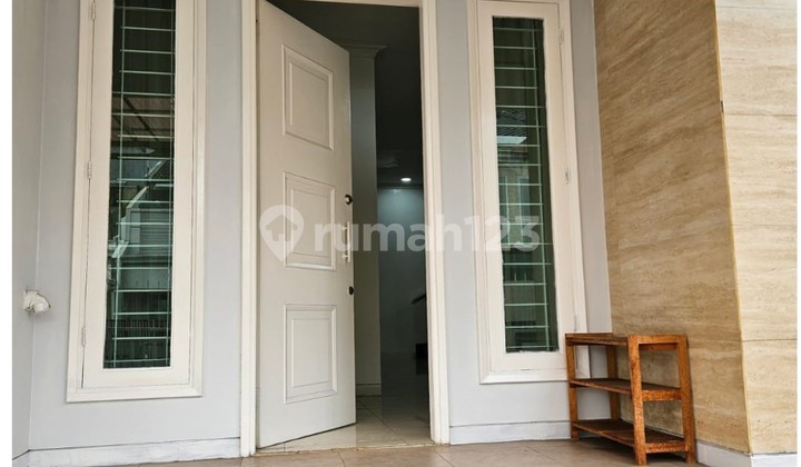 Rumah Cantik harga murah hadap Utara di Cluster Intercon Taman Kebon jeruk Jakarta Barat