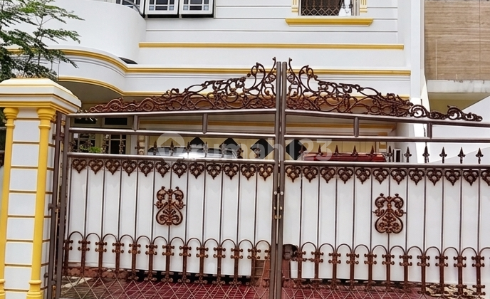Rumah di Kompleks Mewah Intercon Kebon Jeruk - Rp 8 M Saja!