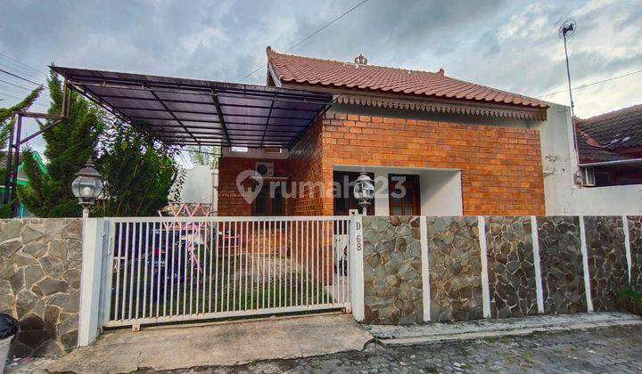 Rumah model etnik dalam perumahan candi gebang 4