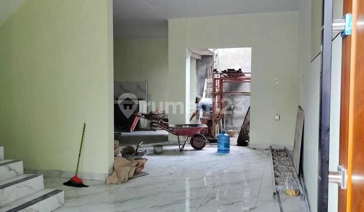 House inside the western ring road of Banyuraden 2