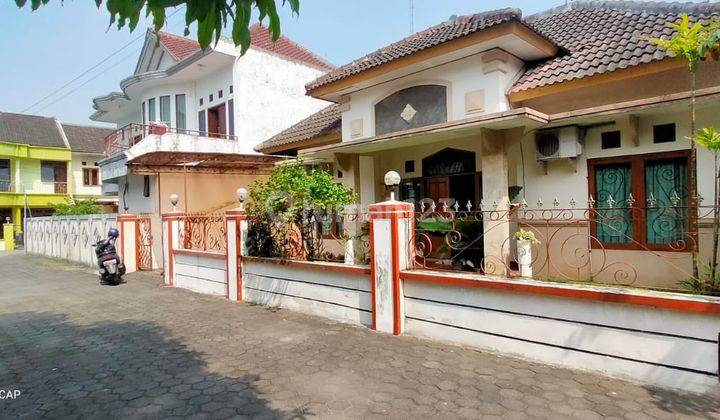 Rumah Besar dalam perum Minomartani, Condongcatur 1