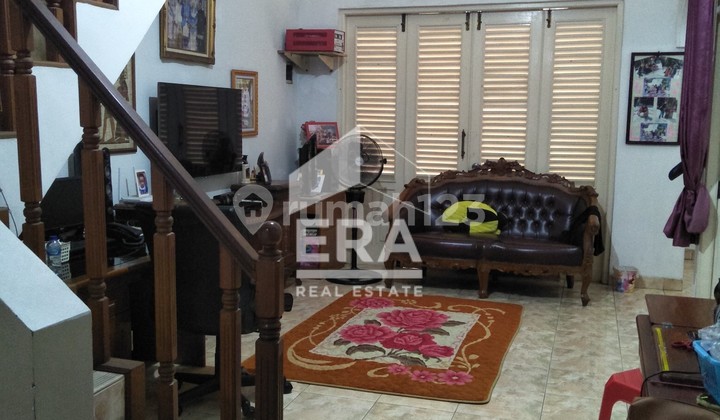 The house is located in a strategic location in South Jakarta. The house is located in a strategic location in South Jakarta.