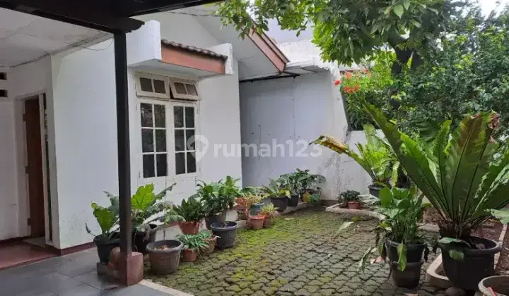 Rumah Manis di Tengah Kota. Dalam Komplek Asri Nan Sejuk 2