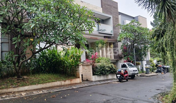 Rumah Mewah Masih Gress Semi Furnished Dalam Town House.