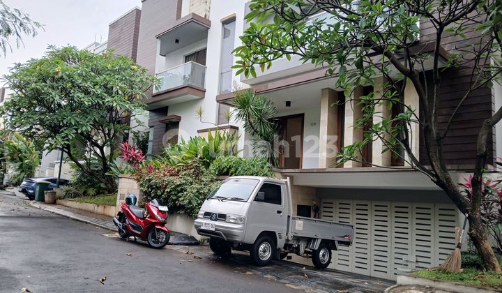 Rumah Mewah Masih Gress Semi Furnished Dalam Town House