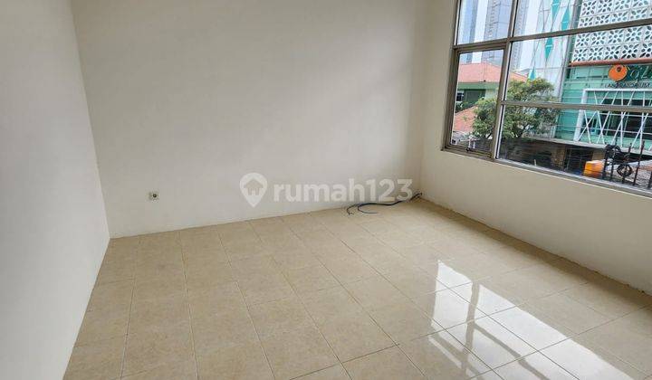 RUKO BAGUS 3 LANTAI DEKAT PONDOK  INDAH - HARGA 200 JUTA PER TAHUN - PARKIR 5 MOBIL - 3