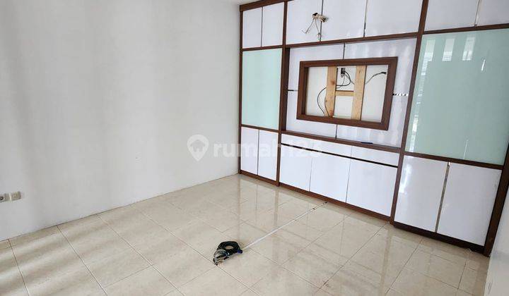 RUKO BAGUS 3 LANTAI DEKAT PONDOK  INDAH - HARGA 200 JUTA PER TAHUN - PARKIR 5 MOBIL - 15