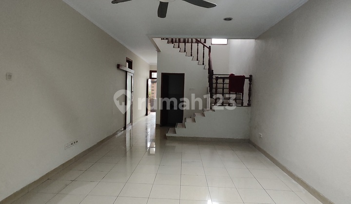 Komplek Dekat MRT - bisa Buat Kantor - Harga Sewa 120 Juta Per Tahun. Nego -